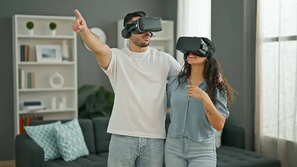 Мужчина Женщина Играют Видеоигры Используя Очки Виртуальной Реальности Дома — стоковое фото