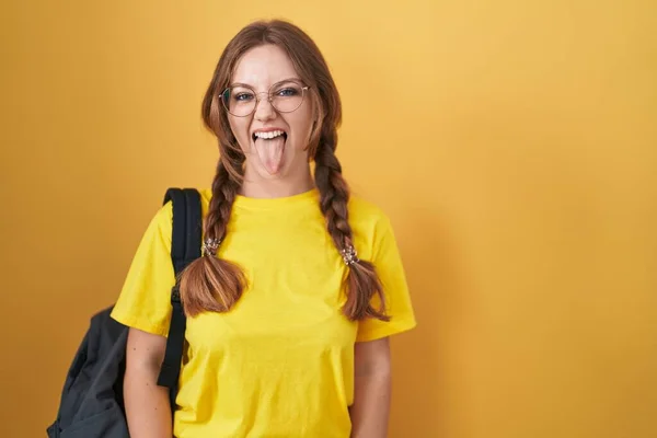Sarı Arka Planda Öğrenci Çantası Takan Beyaz Bir Kadın Komik — Stok fotoğraf