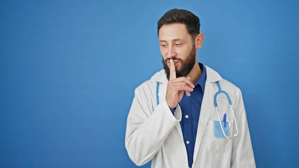 Junger Hispanischer Arzt Bittet Schweigen Über Isolierten Blauen Hintergrund — Stockfoto