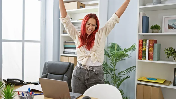 Fröhliche Junge Rothaarige Arbeiterin Die Büro Geschäftliche Erfolge Feiert Selbstbewusst — Stockfoto