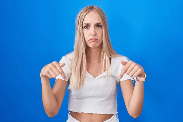 Young Caucasian Woman Standing Blue Background Pointing Looking Sad Upset — Stock Photo, Image