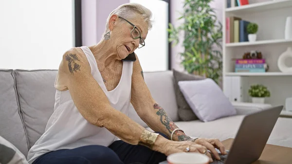 Starší Šedovlasá Žena Pohodlně Relaxuje Doma Vážně Soustředí Vážný Rozhovor — Stock fotografie