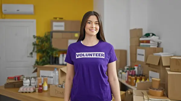 Young Beautiful Hispanic Woman Volunteer Smiling Confident Standing Charity Center — Stock Photo, Image