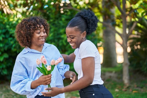 African American Women Mother Daughter Surprise Bouquet Flowers Park — Stockfoto