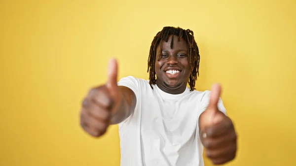 Afroamerikansk Man Ler Med Tummen Upp Över Isolerad Gul Bakgrund — Stockfoto