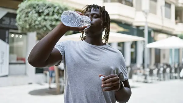 Afroamerikansk Man Stående Med Allvarligt Uttryck Dricksvatten Caféets Terrass — Stockfoto