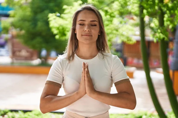Young Caucasian Woman Smiling Confident Doing Yoga Exercise Park — Stock fotografie