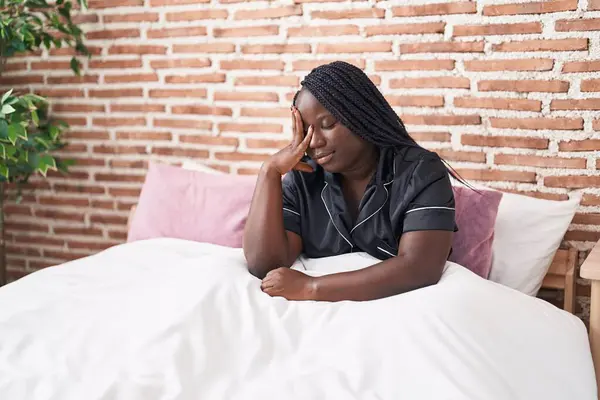 Африканская Американка Напряжена Сидя Кровати Спальне — стоковое фото