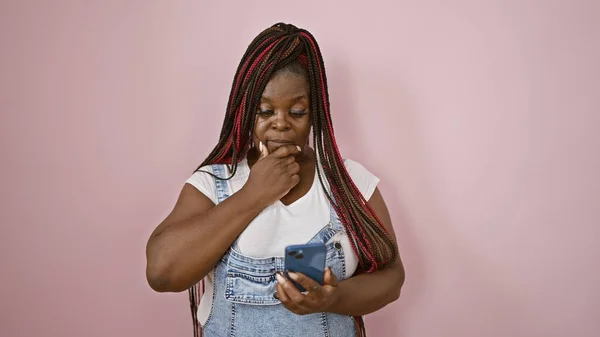 Крутая Афро Американка Небрежно Стоящая Изолированном Розовом Фоне Качающая Косичками — стоковое фото