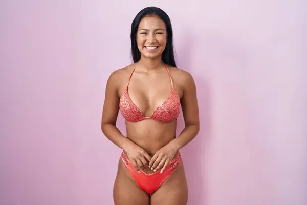 Hispanische Frau Bikini Mit Einem Fröhlichen Und Kühlen Lächeln Gesicht — Stockfoto