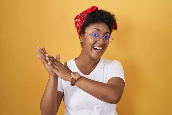Genç Afrikalı Amerikalı Kadın Sarı Arka Planda Ayakta Alkışlıyor Mutlu — Stok fotoğraf