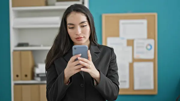 Ofiste Akıllı Telefon Kullanan Genç Güzel Bir Spanyol Kadını — Stok fotoğraf
