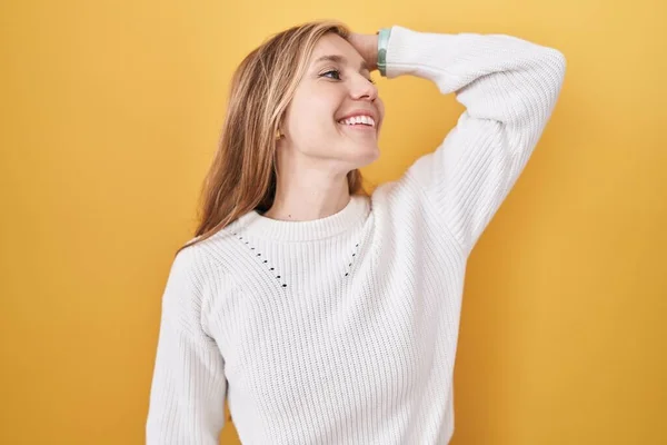 Młoda Biała Kobieta Ubrana Biały Sweter Żółtym Tle Uśmiechnięta Pewna — Zdjęcie stockowe