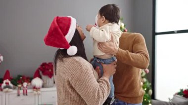 Genç çift Noel 'i bebekleriyle birlikte kutluyor.