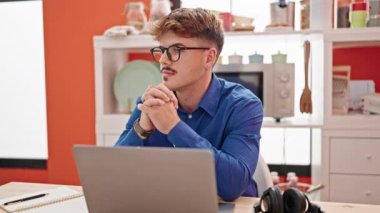 Genç adam ofiste çalışıyor.