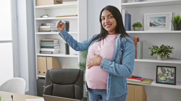 Joven Embarazada Sonriente Trabajadora Negocios Confiada Poder Exudante Con Gesto — Vídeos de Stock
