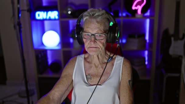Hip Senior Gråhåret Streamer Kvinde Negle Det Hun Mesterligt Spiller – Stock-video