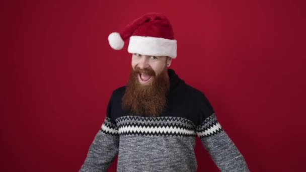 Szczęśliwy Człowiek Kapeluszu Mikołaja Świętuje Boże Narodzenie Nowy Rok Taniec — Wideo stockowe