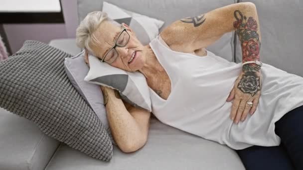 Nieszczęśliwa Siwowłosa Starsza Kobieta Cierpiąca Silny Ból Brzucha Podczas Odpoczynku — Wideo stockowe