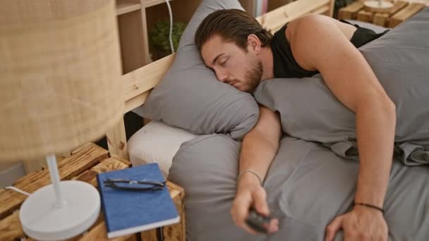 Jovem Hispânico Assistindo Deitado Sofá Com Expressão Chata Quarto — Vídeo de Stock