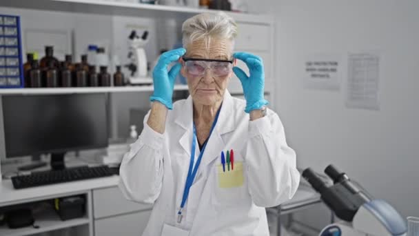 Smiling Grey Haired Senior Woman Scientist Exuda Confianza Quitándose Las — Vídeos de Stock
