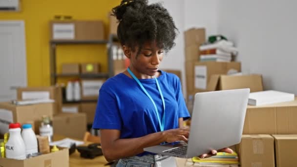 Donna Afroamericana Volontaria Usando Computer Portatile Centro Beneficenza — Video Stock