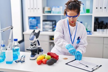 Laboratuvarda çalışan orta yaşlı İspanyol kadın.