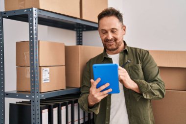 Genç Kafkasyalı iş adamı ofisteki touchpad 'i kullanıyor.