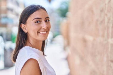 Sokakta kendine güvenen güzel İspanyol bir kadın.