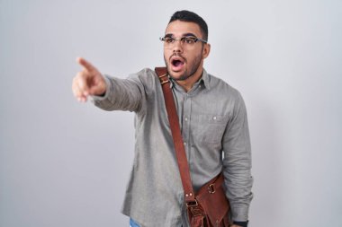 İspanyol asıllı genç bir adam bavulu işaret ederek işaret etti. Parmağını ileri uzattı. Ağzını açtı ve şaşırdı. 