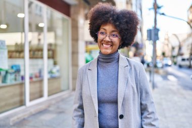 Sokakta kendine güvenen Afrikalı Amerikalı kadın yönetici.