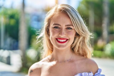 Parkta kendine güvenen güzel, İspanyol bir kadın.