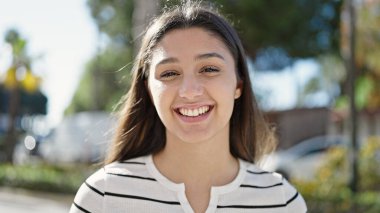 Parkta kendine güvenen güzel, İspanyol bir kadın.