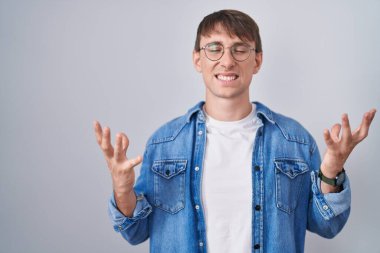 Gözlüklü, beyaz, sarışın bir adam başarının çılgınlığını kutluyor. Kolları havada, gözleri kapalı, heyecanla bağırıyor. Kazanan konsept 