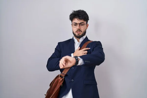 Hispanischer Mann Mit Bart Businesskleidung Schaut Besorgt Auf Die Uhrzeit — Stockfoto