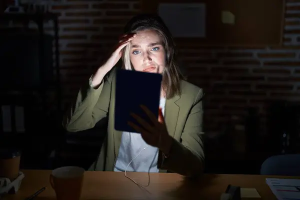 Blondynka Biała Kobieta Pracująca Biurze Nocy Zaniepokojona Zestresowana Problemem Ręką — Zdjęcie stockowe