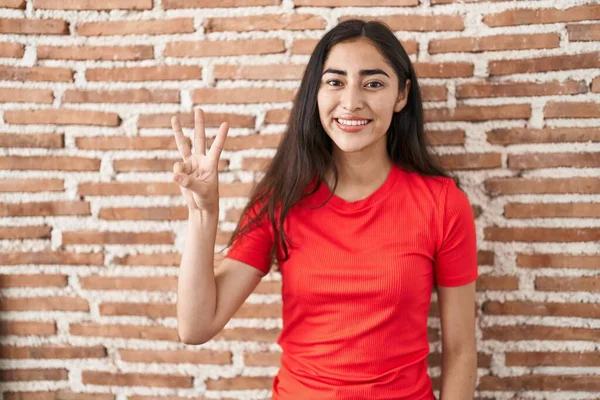 Duvarın Üzerinde Duran Genç Kız Numaralı Parmaklarıyla Gülümseyerek Kendinden Emin — Stok fotoğraf