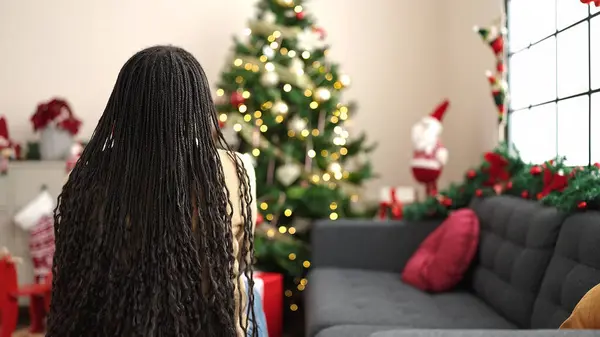 Africká Žena Stojící Pozpátku Vánočního Stromku Doma — Stock fotografie