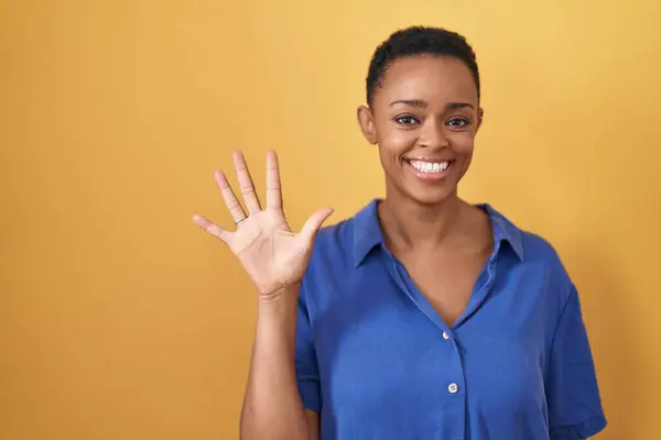 Afrikaans Amerikaanse Vrouw Staande Gele Achtergrond Tonen Wijzen Met Vingers — Stockfoto