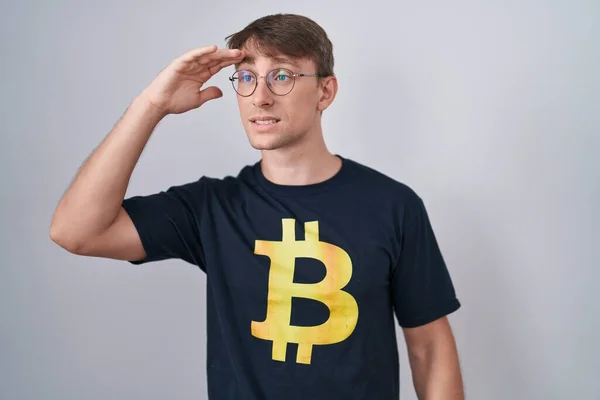 Homem Loiro Caucasiano Vestindo Camiseta Bitcoin Muito Feliz Sorrindo Olhando — Fotografia de Stock