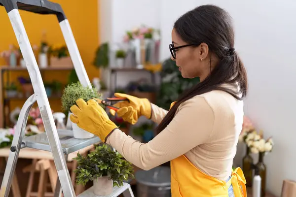 Young Arab Woman Florist Cutting Plant Flower Shop — Stock Photo, Image