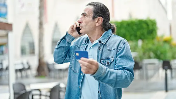 Muž Středního Věku Držící Kreditní Kartu Argumentující Smartphonem Terase Kavárny — Stock fotografie