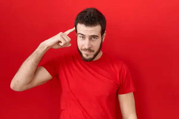 Joven Hombre Hispano Con Camiseta Roja Casual Sonriendo Señalando Cabeza — Foto de Stock