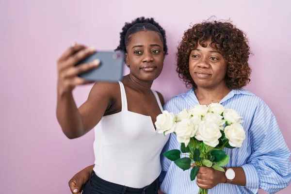 Zwei Afrikanische Frauen Machen Ein Selfie Foto Mit Blumen Und — Stockfoto