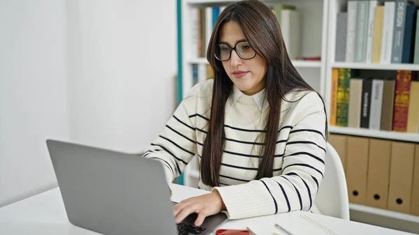 Joven Hermosa Estudiante Hispana Usando Laptop Con Expresión Seria Universidad — Foto de Stock