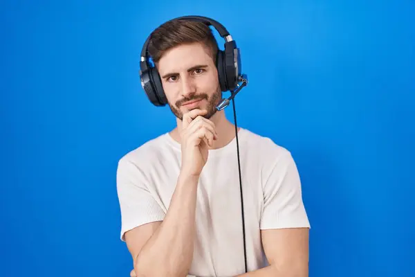 Homem Hispânico Com Barba Ouvindo Música Usando Fones Ouvido Com — Fotografia de Stock