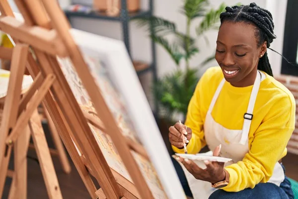 Afroamerikanische Künstlerin Lächelt Selbstbewusst Zeichnung Kunstatelier — Stockfoto