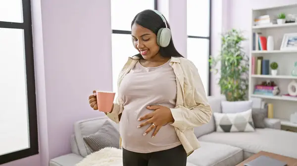 Riéndose Despreocupada Joven Embarazada Tocando Casualmente Vientre Bailando Escuchando Música —  Fotos de Stock