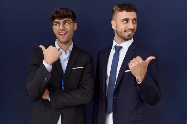 Twee Latijns Amerikaanse Zakenmannen Die Zakelijke Kleren Droegen Glimlachend Met — Stockfoto