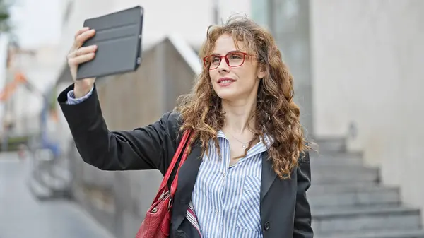 Ung Kvinna Företagare Gör Selfie Genom Pekplatta Gatan — Stockfoto